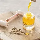 4235073_LichaamsolieGoldenOil_OpenOpHoutenPlankje_LOW-RES_Vierkant.webp