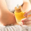 3923620_TingeFacialOil_VasthoudendNaastBeen_LOWRES_vierkant.webp