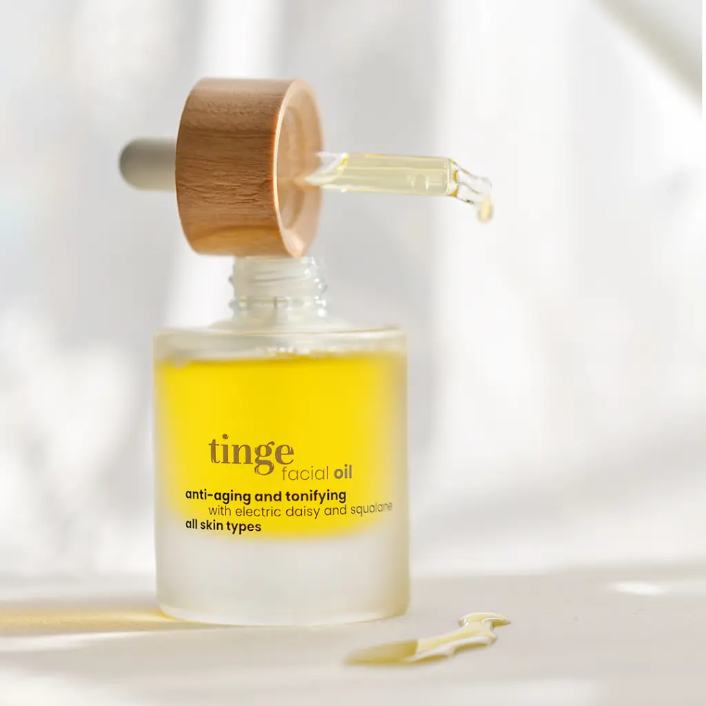 3923620_TingeFacialOil_OpenstaandMetPipetjeOpFlesje_LOWRES_Vierkant.webp