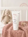 3892387_TingeSoothingNippleCreamForMoms_MetBeertjeOpKinderbed_LOW-RES_Vierkant.webp