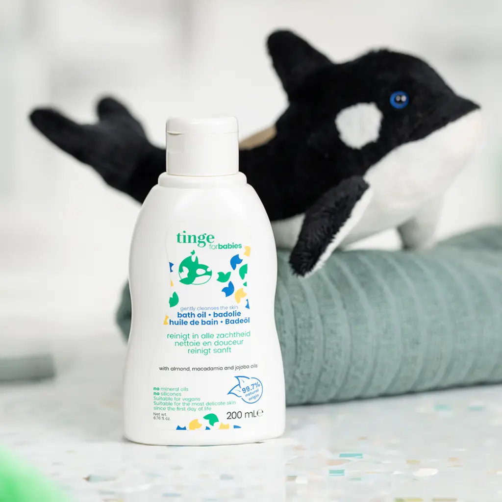 3772761_Tinge BathOil For Babies_VoorDekentjeMetOrka_LOW-RES_Vierkant.webp